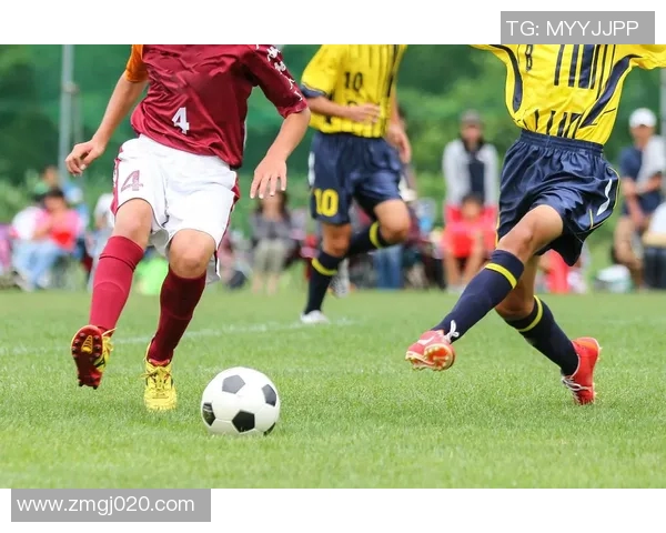 足球球星荣耀归来回家引发球迷热情欢呼点燃无限激情